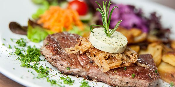Ein appetitliches Steak serviert mit saftigen Kartoffeln - ein klassisches und schmackhaftes Gericht